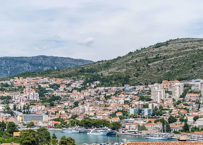 Klaudia - Two Bedroom With Balcony *